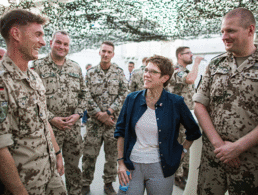 Bei ihrer ersten Einsatzreise in Jordanien und im Irak (hier in Erbil) verschaffte sich Verteidigungsministerin Annegret Kram-Karrenbauer einen Eindruck von den Bedingungen für die Soldaten vor Ort. Noch kist es völlig offen, ob und in welcher Form der Einsatz verlängert wird. Foto: Bundeswehr/Jana Neumann