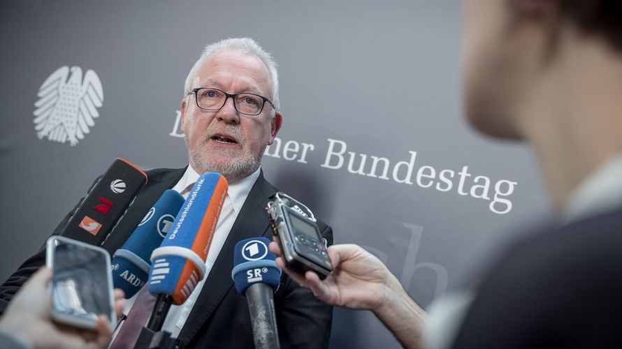 Der SPD-Politiker Wolfgang Hellmich, seit 2015 Vorsitzender des Verteidigungsausschusses, spricht im Interview über die Haltung seiner Partei zu bewaffneten Drohnen, über die materielle Einsatzbereitschaft der Bundeswehr und über den Afghanistan-Einsatz. Foto: picture alliance/dpa/Michael Kappeler