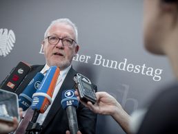 Der SPD-Politiker Wolfgang Hellmich, seit 2015 Vorsitzender des Verteidigungsausschusses, spricht im Interview über die Haltung seiner Partei zu bewaffneten Drohnen, über die materielle Einsatzbereitschaft der Bundeswehr und über den Afghanistan-Einsatz. Foto: picture alliance/dpa/Michael Kappeler