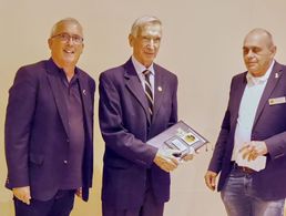 Vorsitzender Ralph Bender (v.l.) dankt Generalmajor a.D. Georg Bernhardt gemeinsam mit Bezirksvorsitzendem Matthias Schneider für 60 Jahre Mitgliedschaft im DBwV. Foto: KERH Bruchsal/DBwV 