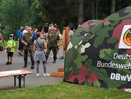 Am Tag der offenen Tür war der Deutsche BundeswehrVerband am Stand der TruKa AufklBtl 8 für zahlreiche Besucher erreichbar. Foto: TruKa AufklBtl 8
