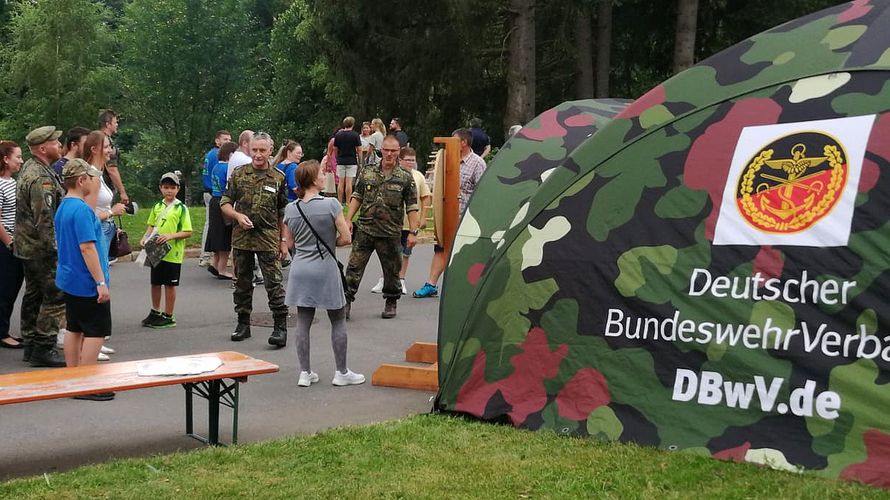 Am Tag der offenen Tür war der Deutsche BundeswehrVerband am Stand der TruKa AufklBtl 8 für zahlreiche Besucher erreichbar. Foto: TruKa AufklBtl 8