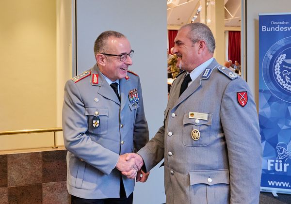 Landesvorsitzender Oberstleutnant a.D. Josef Rauch begrüßte den Generalinspekteur Carsten Breuer zur Tagung in Bamberg. Foto: IK