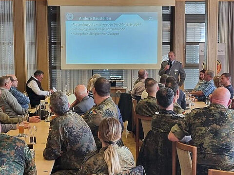 Landesvorsitzende Oberstleutnant a.D. Josef Rauch berichtete von der Verbandsarbeit auf Landes- und Bundesebene. Foto: StoKa Klosterlechfeld