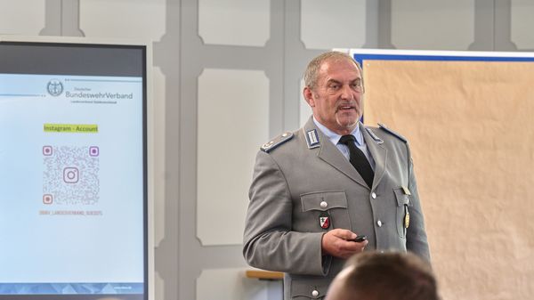 Landesvorsitzender Oberstleutnant a.D. Josef Rauch lenkte den Fokus von der sicherheitspolitischen Diskussion auf die Stationierung der Brigade in Litauen und die Division 2025. Foto: DBwV/IK