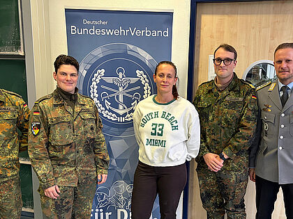 Nach Wiederwahl des Vorstandes wird die enge Zusammenarbeit von Soldaten, zivilen Beschäftigten sowie Studierenden die Arbeit der TruKa UniBw München weiterhin prägen. Foto: TruKa UniBw München
