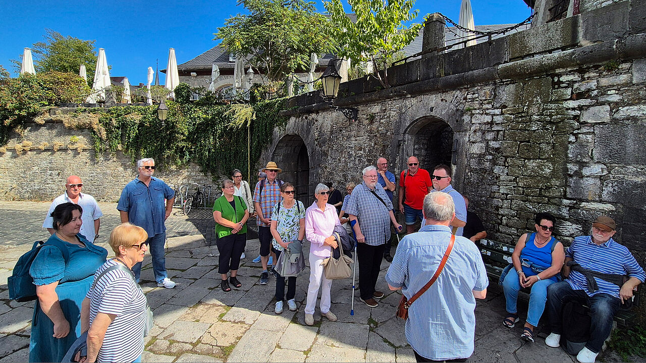 Unter dem Codenamen „Gruppe Schneider“ erkundeten Mitglieder der KERH Würzburg/Veitshöchheim Mainromantik, Stadtgeschichte und fränkische Lebensart. Foto: Roland Stengl