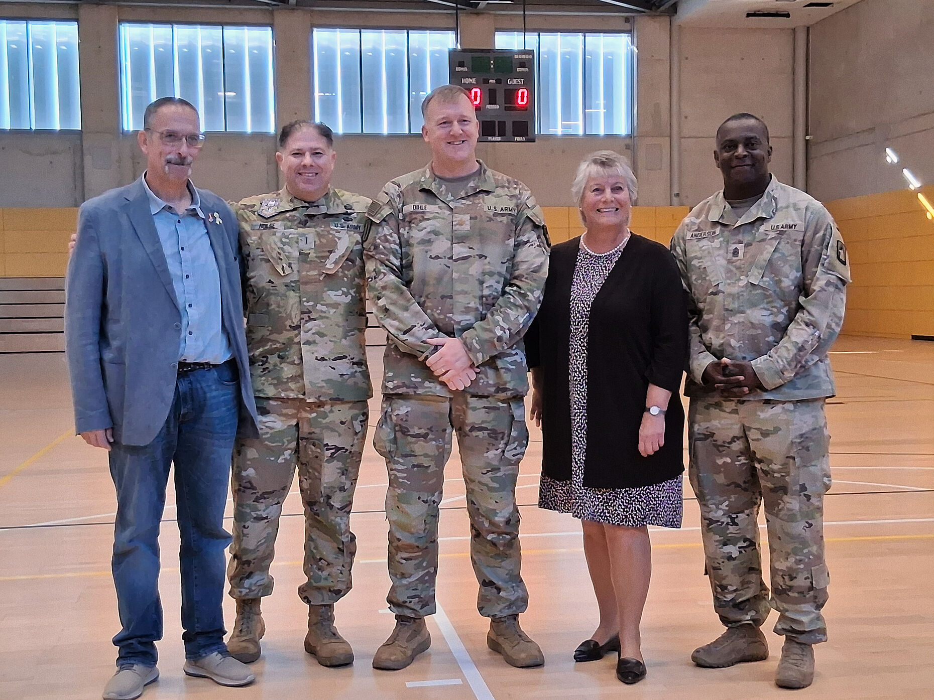 Organisatoren und Gastgeber beim Besuch der KERH waren Oberst d. R. Marc Hofmann (von links), Command Chief Warrant Officer Jonathan Hulse, der stellvertretende Brigadekommandeur Major Preston J. Dihle, Helga Moser und Command Sergeant Major Njikoka Anderson. Foto: Robert Wechsler