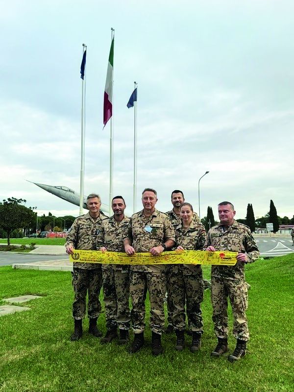 Auch bei den Soldatinnen und Soldaten der EU-Mission EUNAVFOR MED IRINI im zentralen Mittelmeer sind die Gelben Bänder angekommen. Foto: DBwV