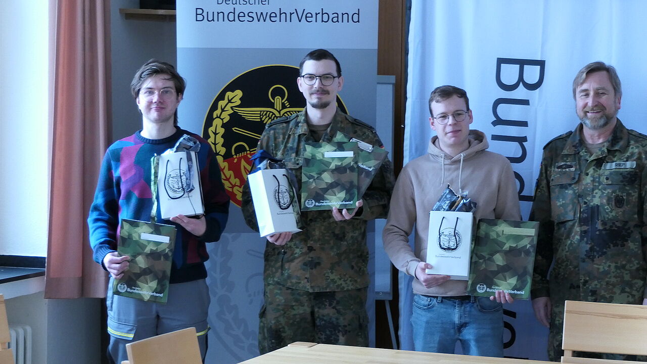 Der Vorsitzende der Truppenkameradschaft Auenhausen freute sich zwei Neumitglieder und einen zuversetzten Kameraden begrüßen zu können. Foto: Kowalski