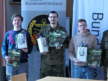 Der Vorsitzende der Truppenkameradschaft Auenhausen freute sich zwei Neumitglieder und einen zuversetzten Kameraden begrüßen zu können. Foto: Kowalski