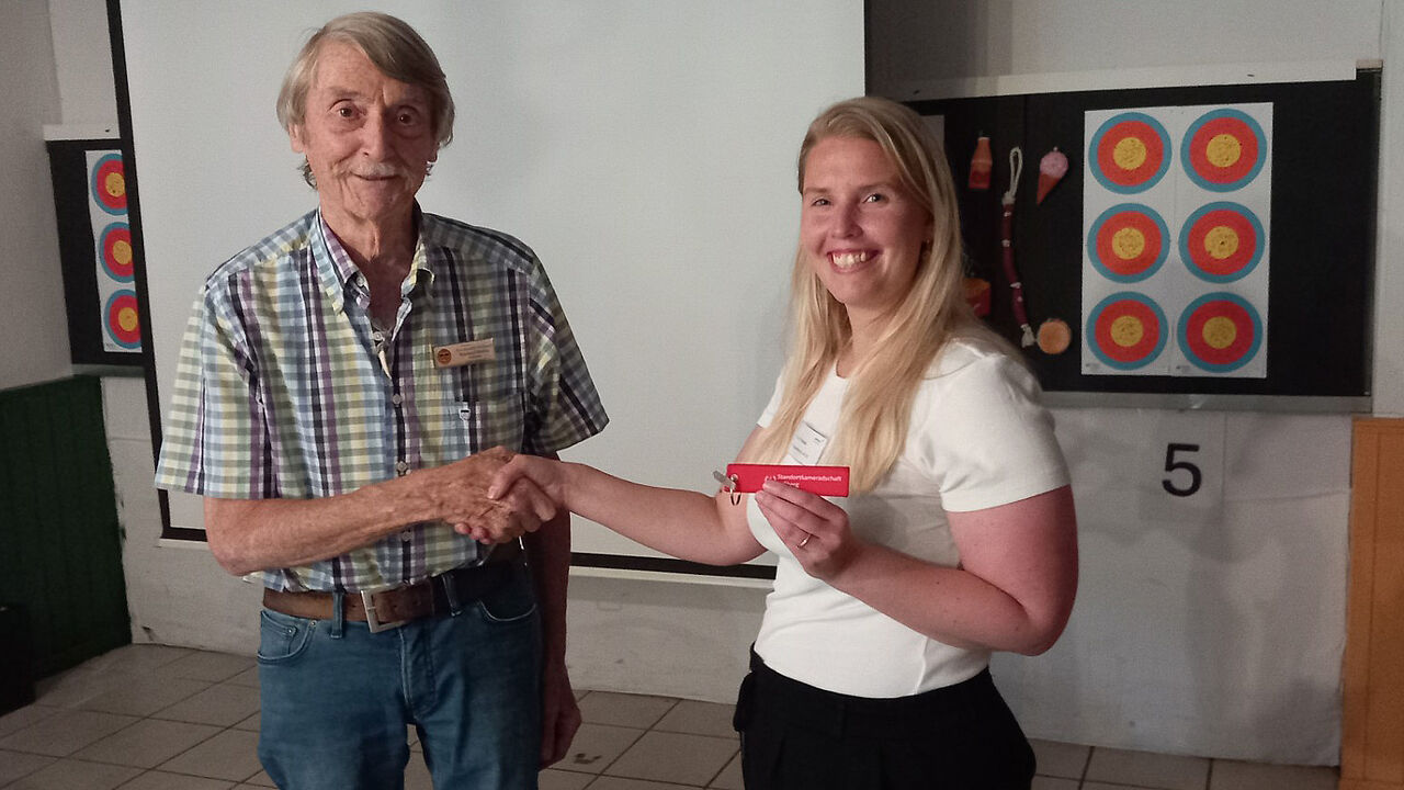 Reinhard Wiedau dankt der Referentin Pascale Rust. Foto: LV Nord
