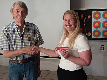 Reinhard Wiedau dankt der Referentin Pascale Rust. Foto: LV Nord