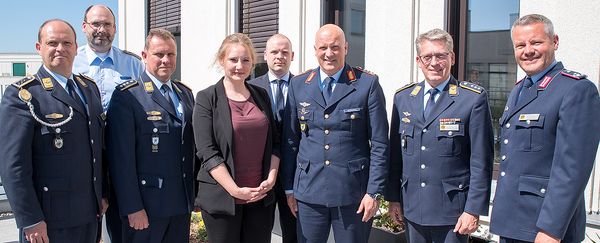 Erfolgreicher Austausch: Die Teilnehmer des Treffens mit Luftwaffeninspekteur Generalleutnant Ingo Gerhartz (3. v. r.) in der Bundesgeschäftsstelle des DBwV. Foto: DBwV/Bombeke