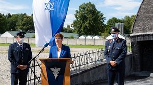 Generalmajor Amikam Norkin (l.), Kommandeur der israelischen Luftwaffe, Verteidigungsministerin Annegret Kramp-Karrenbauer und Generalleutnant Ingo Gerhartz, Inspekteur der Luftwaffe, besuchen die KZ-Gedenkstätte Dachau und geben ein gemeinsames Statement. Foto: picture alliance/dpa | Sven Hoppe