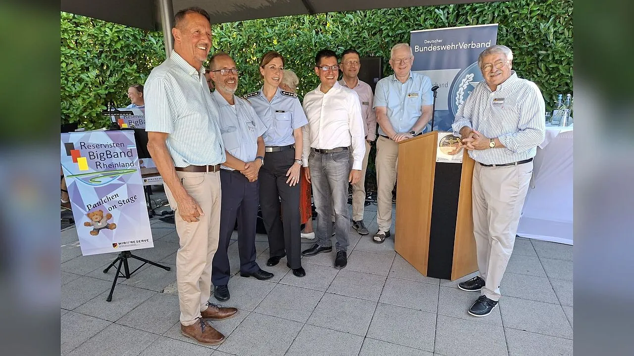 Vorsitzender Oberst a. D. Klaus Reinecke Vorsitzender (von links) mit Ehrengästen, Landesvorsitzender West Stabsfeldwebel Volker Keil, Standortälteste Oberstarzt Sandra Poels, Bürgermeister Dr. Max Leitterstorf, Vorsitzender ERH im Landesverband West Hauptmann a. D. Guido Hedemann, Bezirksvorsitzender 1 Hauptmann a. D. Volker Jung, Stellvertreter Vorsitzender Oberstarzt a. D. Dr. Wolfgang Schardt. Foto: Michael Egbers