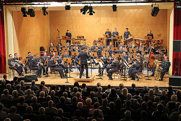 Konzert des Luftwaffenmusikkorps Erfurt unter Leitung von Oberstleutnant Burkard Zenglein.