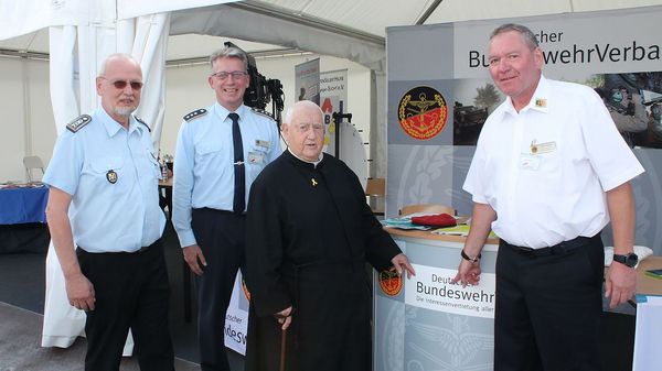 Ein gern gesehener Gast: Pater Vincens (2.v.r.) mit Thomas Bielenberg (l.), Andreas Steinmetz (2.v.l.) und Uwe Köpsel. Foto: DBwV/kuh
