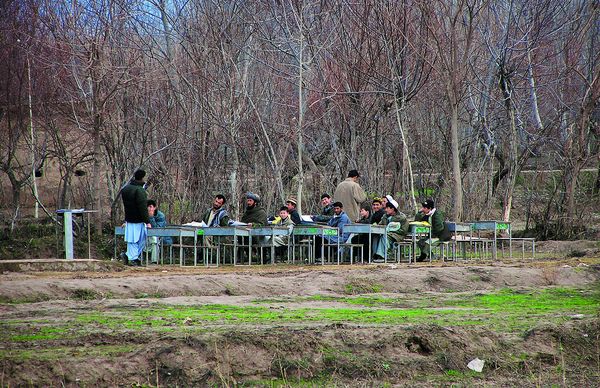 Die Deutschen wollten auch nach Afghanistan, um Kindern eine Hoffnung und Perspektive zu geben: Das war die Wirklichkeit 2002: Unterricht unter freiem Himmel bei fünf Grad Außentemperatur. Foto: Achim Wohlgethan/Econ Verlag