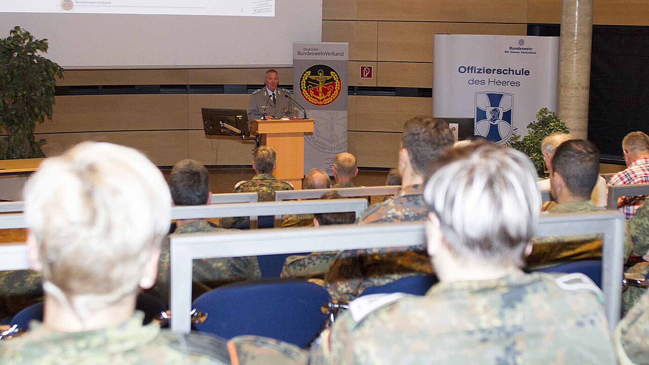 Der Landesvorsitzende spricht zu interessierten Zuhörern. (Foto: Schöne/OSH-FMZ)
