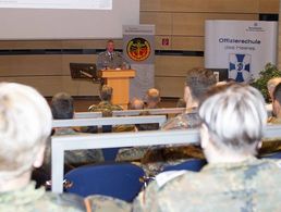 Der Landesvorsitzende spricht zu interessierten Zuhörern. (Foto: Schöne/OSH-FMZ)