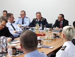 Arbeitsgruppentagung "Junge Soldaten" mit DBwV-Vize Hauptmann Andreas Steinmetz (2. v.r.) und Oberstabsfeldwebel Achim Dunker (3. v.r.).