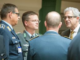 Der Vorsitzende des DBwV Oberstleutnant André Wüstner (2.v.l.) im Gespräch mit Staatsekretär Gerd Hoofe (r.). Foto: Rogge/DBwV