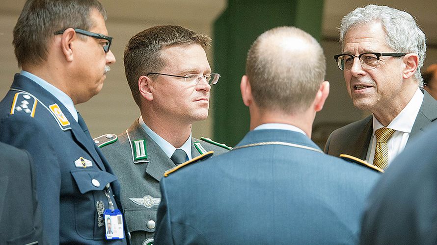 Der Vorsitzende des DBwV Oberstleutnant André Wüstner (2.v.l.) im Gespräch mit Staatsekretär Gerd Hoofe (r.). Foto: Rogge/DBwV