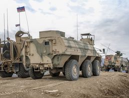 Soldaten verschiedener Nationen fahren Patrouille in der Nähe des Feldlager Mazar-e Sharif/Afghanistan im Rahmen Mission Resolute Support. Foto: Bundeswehr/Oliver Pieper