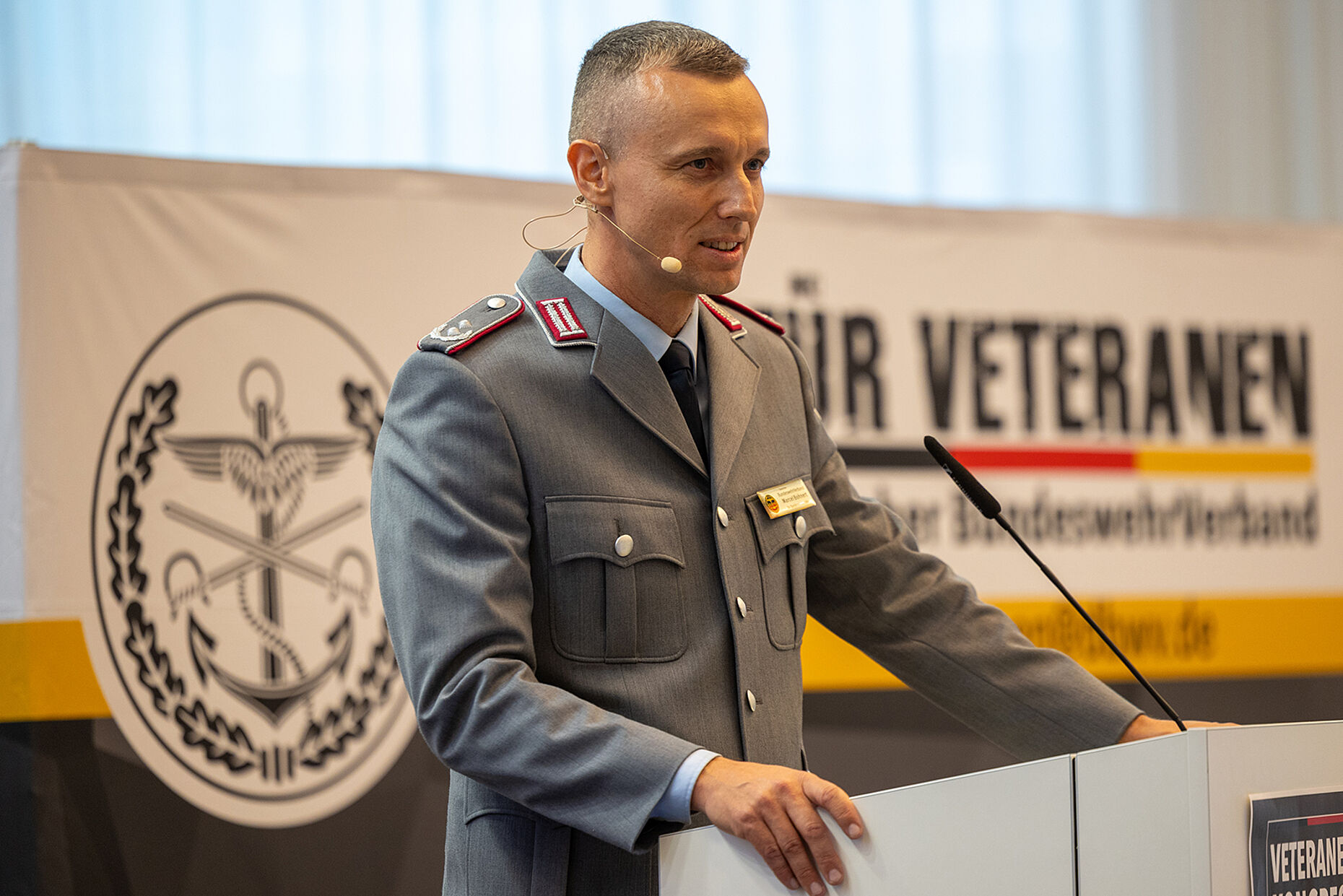 Der Stellvertreter des Bundesvorsitzenden, Oberstleutnant i.G. Marcel Bohnert, führt durch den Veteranenkongress. Foto: DBwV/Yann Bombeke 
