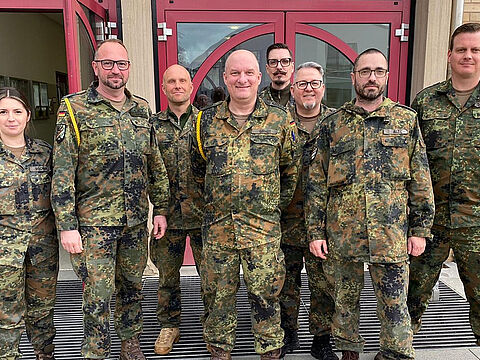 Der Vorstandschaft der TruKa Nordgaukaserne mit Vorsitzendem Oberstabsfeldwebel Marko Girndt (Mitte) und Bezirksvorsitzendem Stabsfeldwebel Christian Schleicher (rechts). Foto: Thomas Fischer