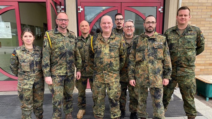 Der Vorstandschaft der TruKa Nordgaukaserne mit Vorsitzendem Oberstabsfeldwebel Marko Girndt (Mitte) und Bezirksvorsitzendem Stabsfeldwebel Christian Schleicher (rechts). Foto: Thomas Fischer