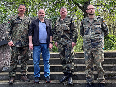 Der geschäftsführende Vorstand der StoKa mit Stabsfeldwebel Roman Böhme, TRAI Jochen Halbritter, Vorsitzender Stabsfeldwebel Frank Bott und Hauptfeldwebel Dominik Kobiger. Foto: StoKa Hammelburg