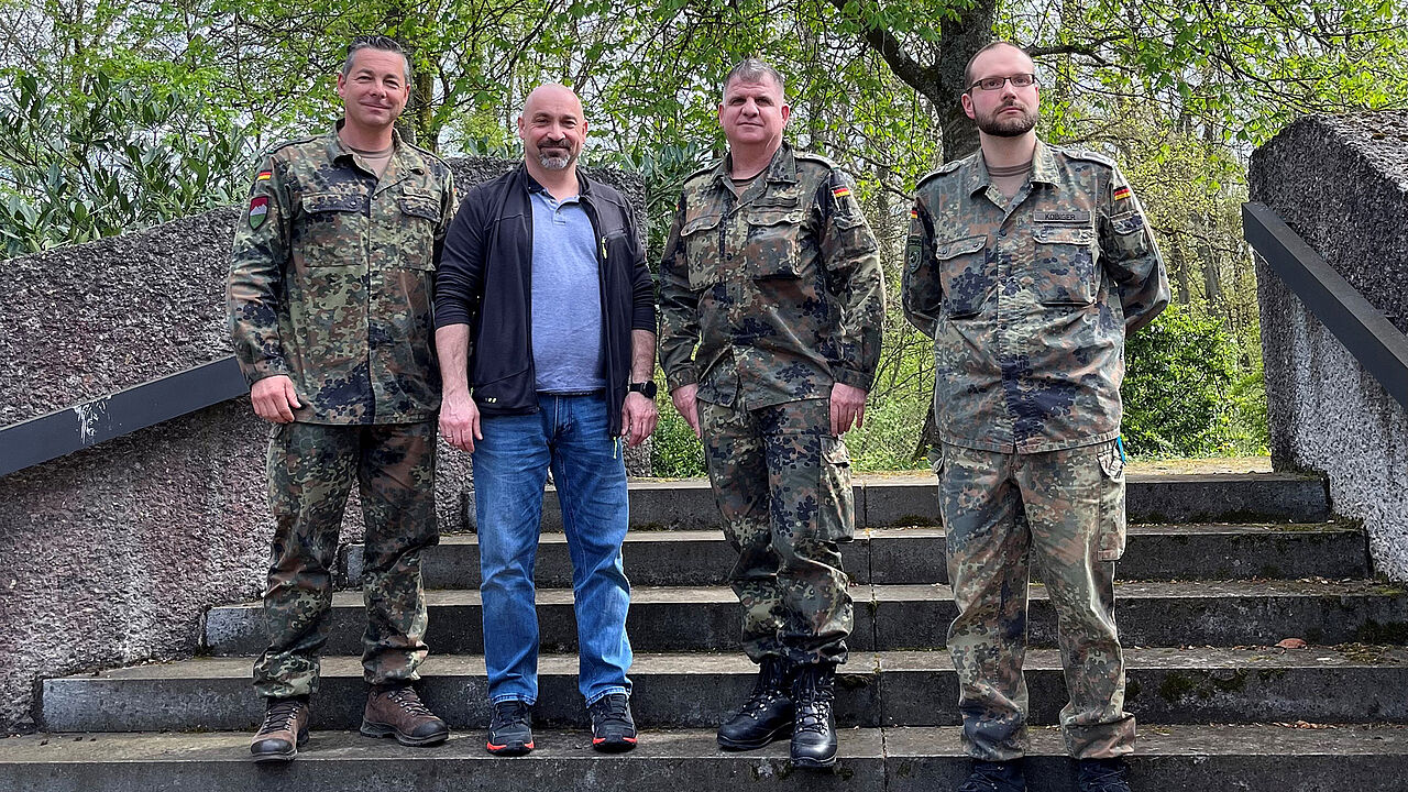 Der geschäftsführende Vorstand der StoKa mit Stabsfeldwebel Roman Böhme, TRAI Jochen Halbritter, Vorsitzender Stabsfeldwebel Frank Bott und Hauptfeldwebel Dominik Kobiger. Foto: StoKa Hammelburg