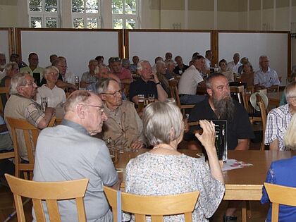 Beim Sommerfest der KERH Sonthofen mit 70 Teilnehmern standen neben Einblicken in Entwicklungen am Standort Ehrungen langjähriger Mitglieder im Mittelpunkt. Foto: Wolfgang Kruse
