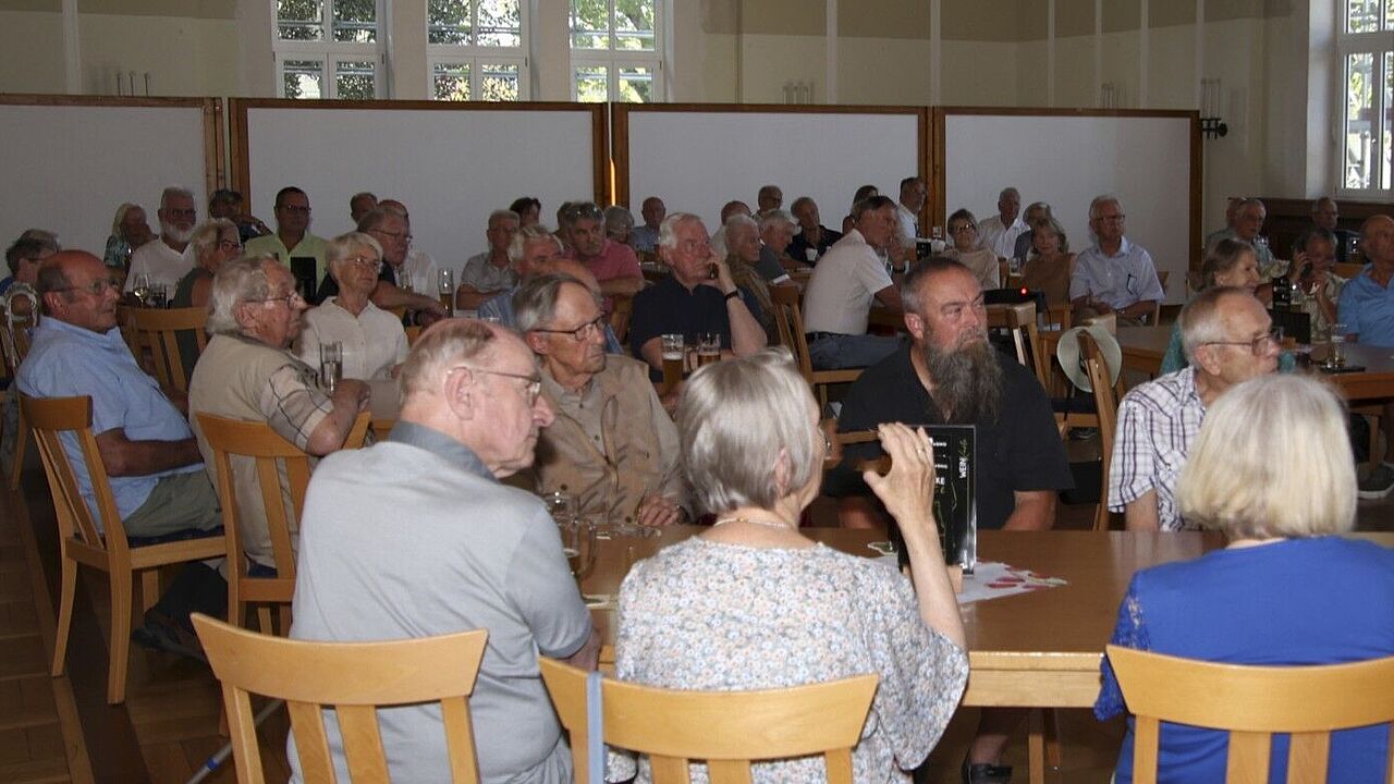 Beim Sommerfest der KERH Sonthofen mit 70 Teilnehmern standen neben Einblicken in Entwicklungen am Standort Ehrungen langjähriger Mitglieder im Mittelpunkt. Foto: Wolfgang Kruse