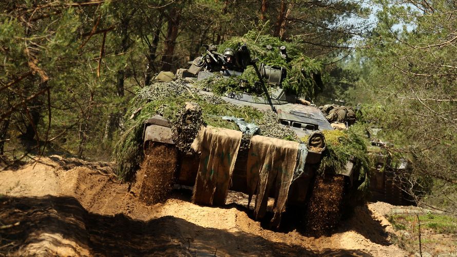 Schützenpanzer Marder bei einer früheren Übung in Litauen. Das BMVg hat angekündigt, dass ein kompletter Panzergrenadierzug aus der Mission eFP abgezogen wird. Es laufen Ermittlungen wegen schwerem Fehlverhaltens. Foto: Bundeswehr/Sebastian Wilke