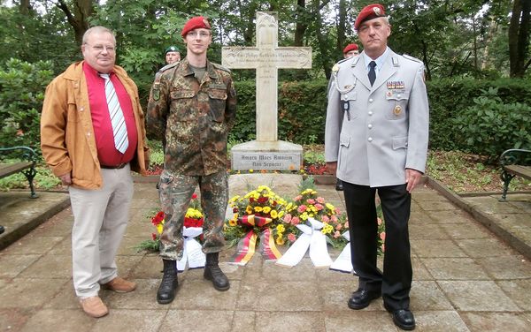 Nach der Kranzniederlegung vor der Clausewitz-Grabstätte (v.l.n.r.): Herr Bernd Domsgen,  OLt d.R. Martin Lübke und StFw Dirk Wontka (Foto: Franziska Wenning)