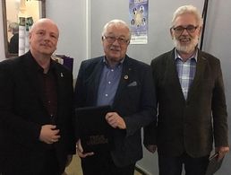 Oberstabsfeldwebel a.D. Günter Vonhoff (Mitte) wurde in Düren für 50 Jahre Mitgliedschaft im Deutschen BundeswehrVerband geehrt. Foto: KERH Düren 