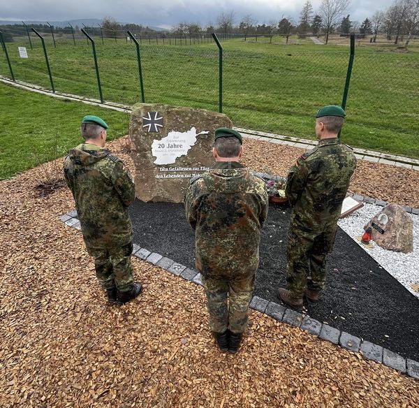 Am Ehrenmal wurde der verstorbenen Angehörigen des Bataillons gedacht. Foto: Foto: Truka DBwV Bad Salzungen