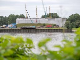 Unter Planen liegt das Segelschulschiff „Gorch Fock“ im Juli 2020 in der Lürssen-Werft. Zumindest die Masten sind bereits wieder zu sehen. Foto: dpa