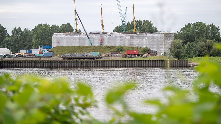 Unter Planen liegt das Segelschulschiff „Gorch Fock“ im Juli 2020 in der Lürssen-Werft. Zumindest die Masten sind bereits wieder zu sehen. Foto: dpa