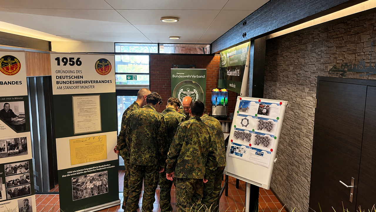 Am Stand der Truppenkameradschaft. Foto: DBwV
