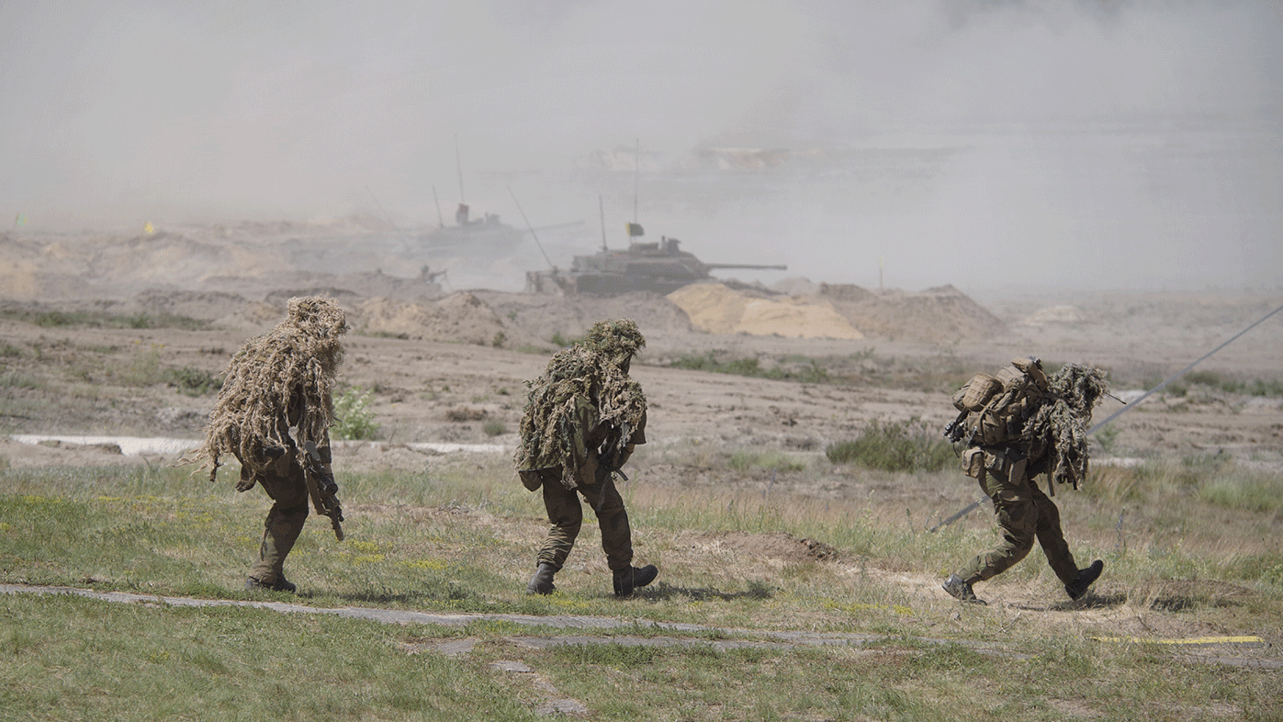 Norwegische Scharfschützen gehen in Position. Im Hintergrund sind CV-90 Schützenpanzer zu sehen. Foto: DBwV/Bombeke