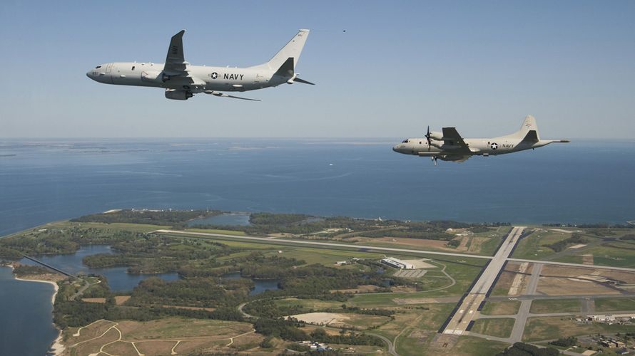 Zwei Generationen von Seefernaufklärern auf einem Bild: Eine Boeing P-8A "Poseidon" (l.) fliegt neben einer Lockheed P-3C "Orion", die auch von der Deutschen Marine genutzt wird. Foto: U.S. Navy photo by Liz Goettee