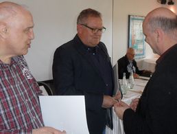 Bezirksvorsitzender Michael Grothe bei Übergabe der Verdienstmedaillen an Heribert Reinartz (l.) und Jürgen Boes (r.). Foto: KERH