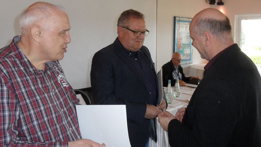 Bezirksvorsitzender Michael Grothe bei Übergabe der Verdienstmedaillen an Heribert Reinartz (l.) und Jürgen Boes (r.). Foto: KERH