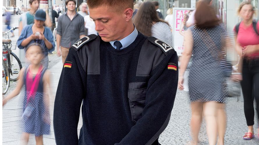 Hauptfeldwebel der Luftwaffe im Dienstanzug mit Dienstpullover. Foto: Bundeswehr/Kurtze