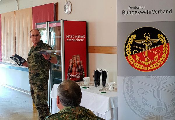 Bezirksvorsitzender Oliver Hartmann informiert über die DBwV-Kampagne "Bundeswehr 2025". Foto: DBwV