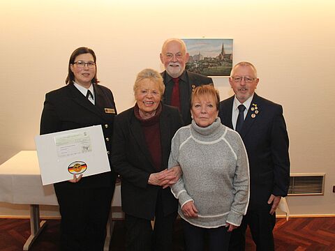 Vom Vorstand Christine Weidner (von linls), Detlef Dreyer und Rudi Haardt sowie von der Alzheimer-Stiftung Rosemarie Groß und Silvia Kindt. Foto: DBwV